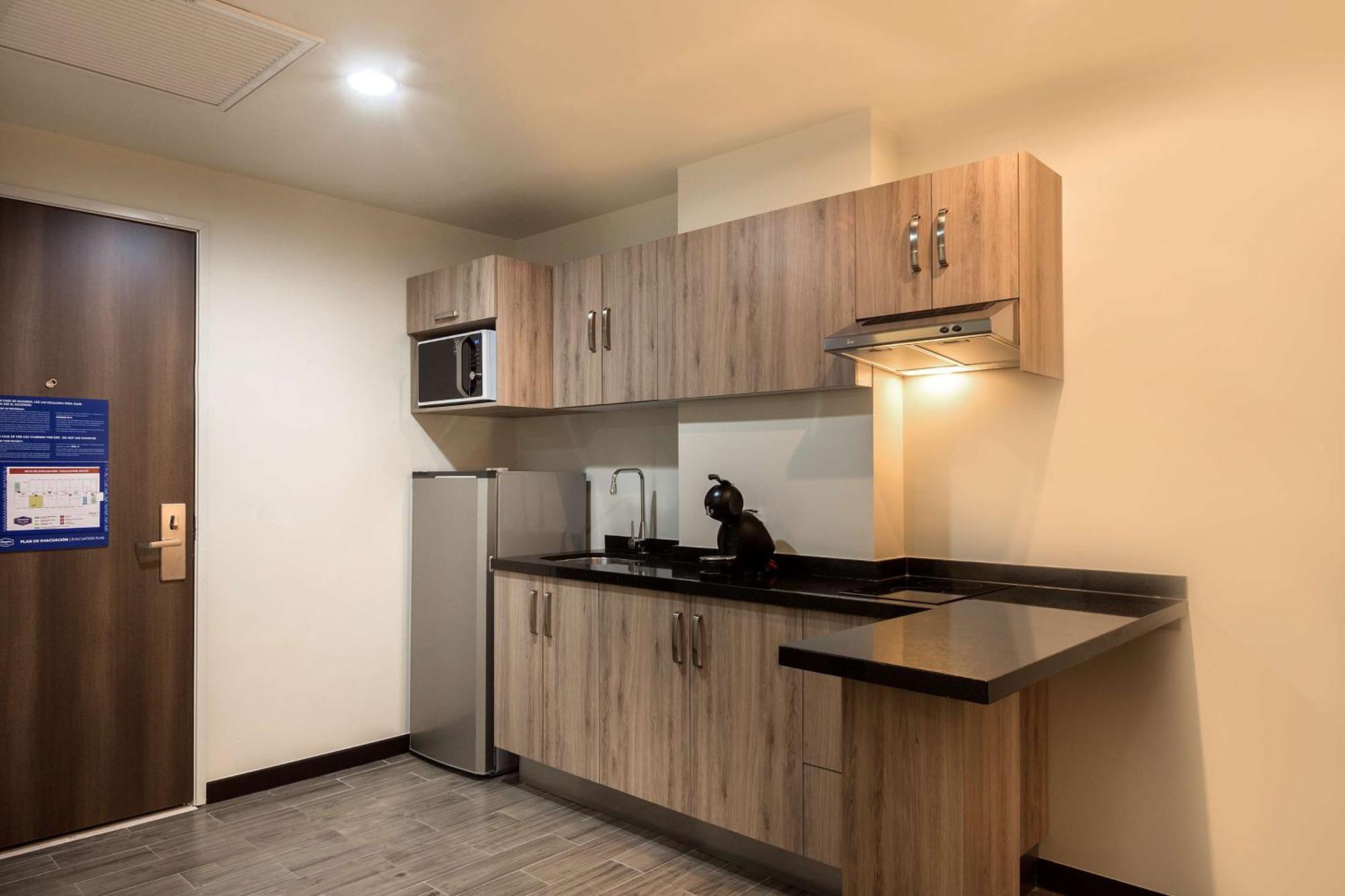 Hampton Inn & Suites By Hilton Salamanca Bajio Exterior foto